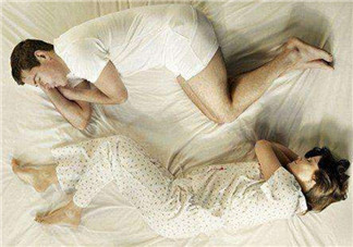 妻子怀孕后夫妻睡姿有什么讲究 六种怀孕后夫妻睡姿看感情程度