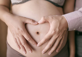 宝宝在肚子里的会干什么 宝宝在妈妈肚子里会做的五件事