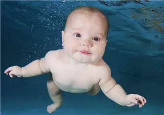 婴儿游泳需要贴肚脐贴吗 宝宝游泳防水肚脐贴如何挑选