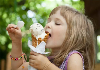 宝宝吃冰淇淋的坏处，孩子怎么吃冷饮才健康