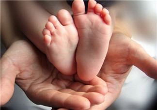 新生儿宝宝出生为什么要印脚印 婴儿手足印泥有害吗