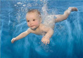 幼儿游泳变聪明 越早学习效果越好