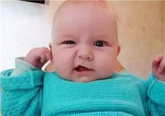 宝宝喜欢摸自己耳朵是怎么回事 四个月宝宝经常用手抓耳什么原因