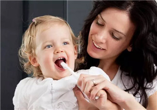 如何让宝宝爱上刷牙 家长帮孩子刷牙正确的姿势