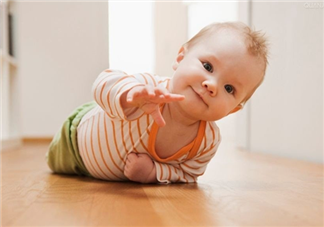 如何发展宝宝身心健全  宝宝爬行训练很重要