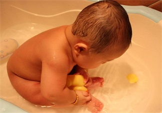刚出生的宝宝不能洗澡 孩子出生多久可以洗
