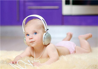 婴儿听音乐  帮助成长和发育