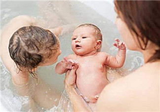 新生儿肚脐可以碰水吗 新生儿肚脐没长好碰水了怎么办