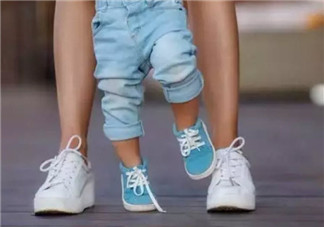 宝宝学走路的三个阶段 宝宝走路穿什么样的鞋和裤子