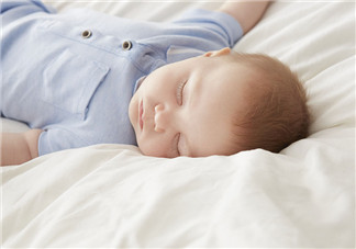 宝宝睡在床上的位置 如何保证宝宝安全