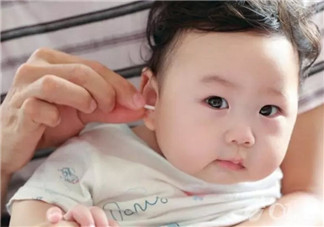 婴儿宝宝耳朵护理 宝宝耳屎怎么处理(清理耳朵的八个步骤)