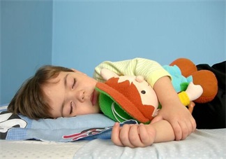 孩子分床睡怎么做比较好 正确和孩子过度分床睡