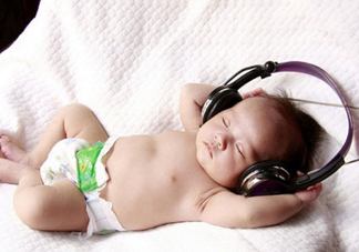 婴儿睡觉一惊一惊的怎么回事 宝宝睡觉时抽搐什么原因