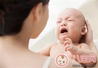宝宝总是哭闹是为什么    不是因为饿了困了竟然是因为这个