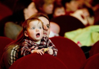危险！电影院座椅会“吃”小孩 家长应抱着孩子观影