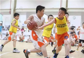 孩子学打篮球的最佳年龄 孩子打篮球的好处有哪些