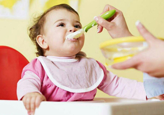 怎么培养宝宝自己吃饭的能力 宝宝学习吃饭餐具盘点
